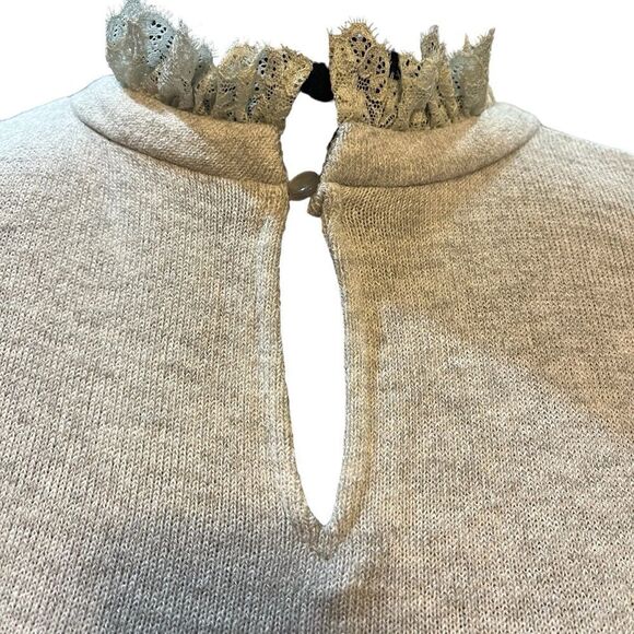 Shabby Chic Grey Keyhole Neck Shirt Sleeve Sweater with Lace Trim. 1 Button sz S - Picture 6 of 16